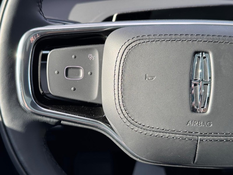 Lincoln Nautilus Vehicle Full-screen Gallery Image 20