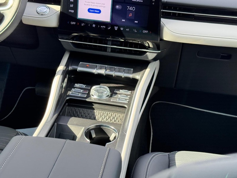 Lincoln Nautilus Vehicle Full-screen Gallery Image 17