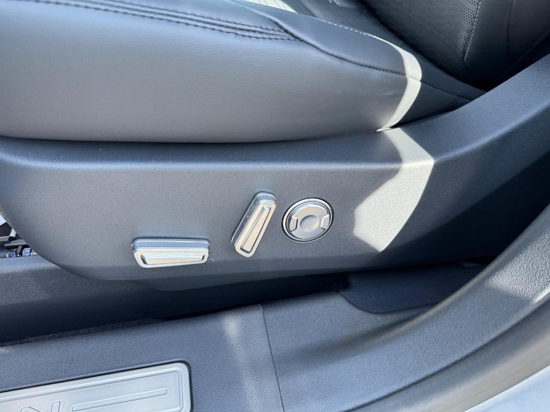 Lincoln Nautilus Vehicle Full-screen Gallery Image 18