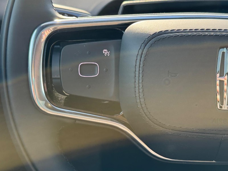 Lincoln Nautilus Vehicle Full-screen Gallery Image 23