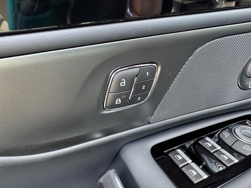 Lincoln Nautilus Vehicle Full-screen Gallery Image 19