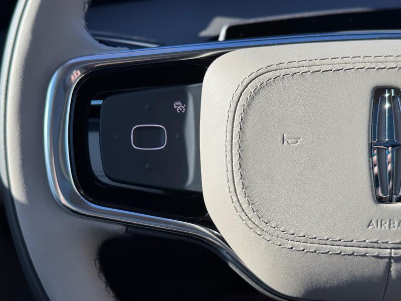Lincoln Nautilus Vehicle Full-screen Gallery Image 24