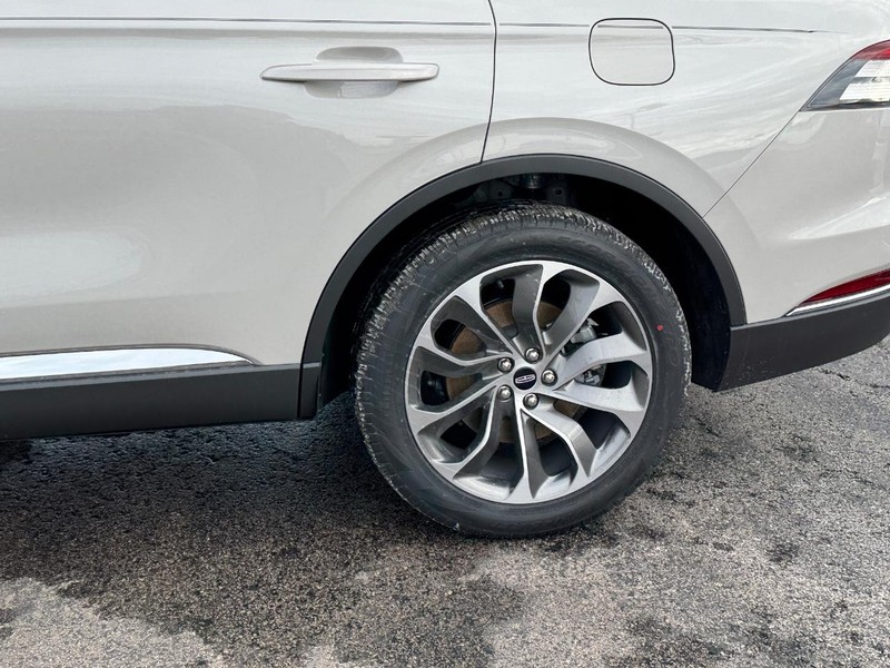 Lincoln Aviator Vehicle Full-screen Gallery Image 10