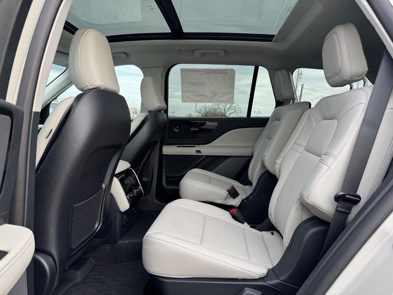 Lincoln Aviator Vehicle Full-screen Gallery Image 11