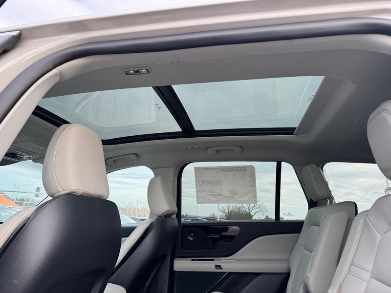 Lincoln Aviator Vehicle Full-screen Gallery Image 12