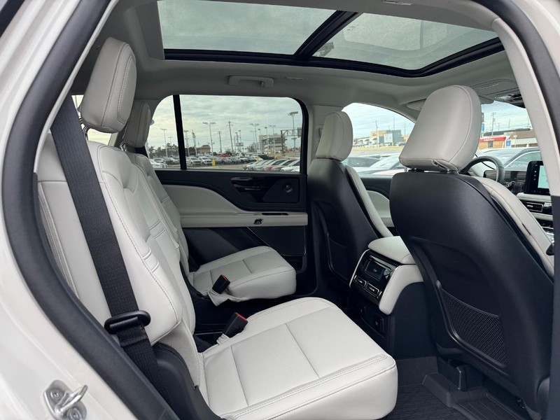 Lincoln Aviator Vehicle Full-screen Gallery Image 15