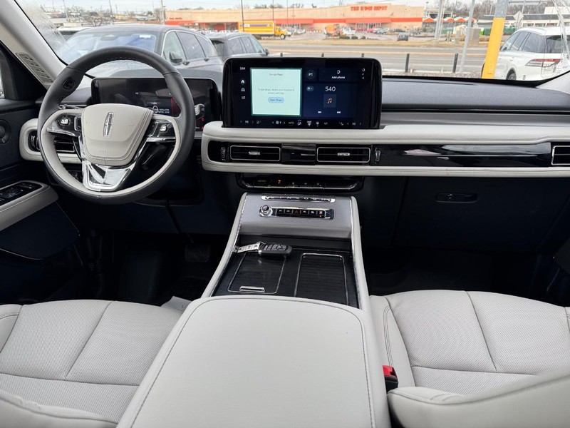 Lincoln Aviator Vehicle Full-screen Gallery Image 16