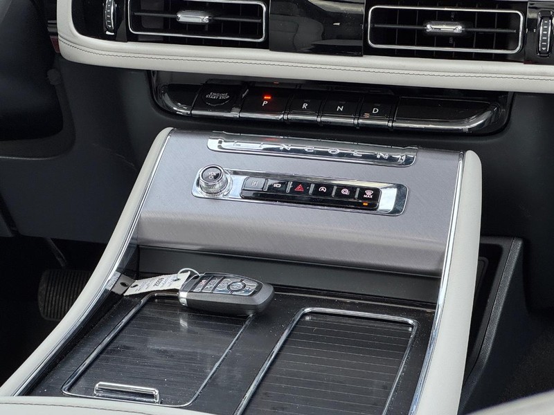 Lincoln Aviator Vehicle Full-screen Gallery Image 19