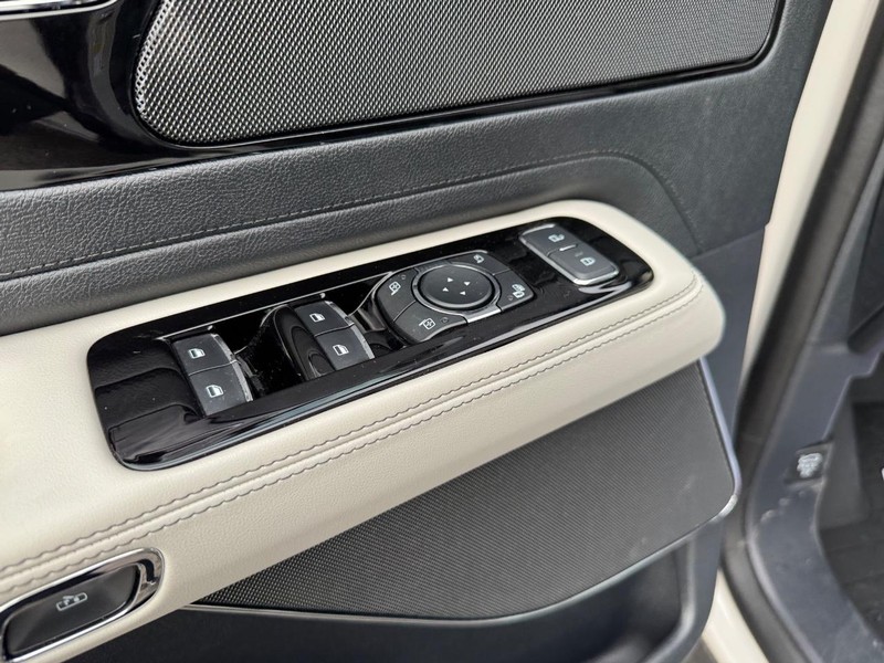 Lincoln Aviator Vehicle Full-screen Gallery Image 21