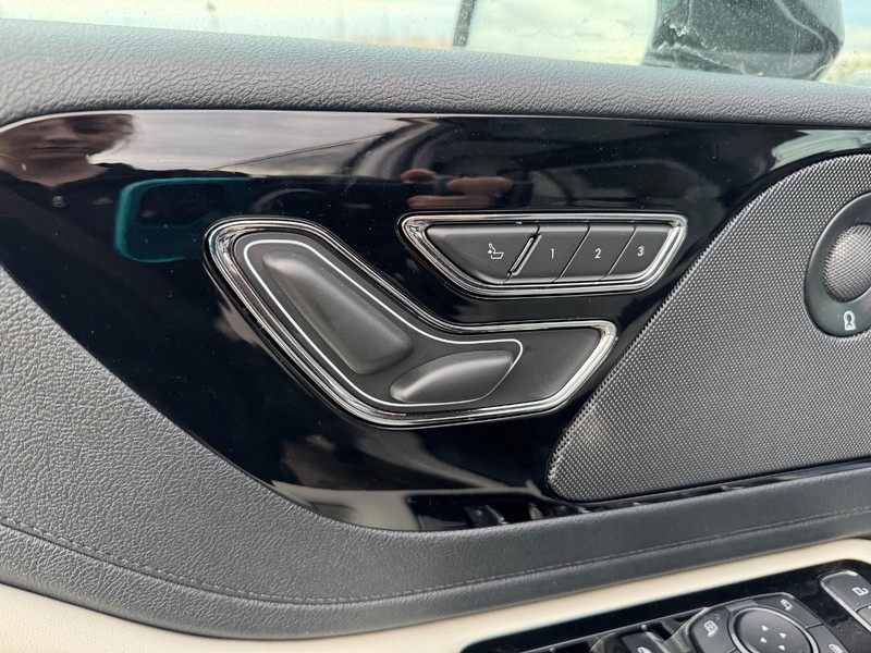 Lincoln Aviator Vehicle Full-screen Gallery Image 22