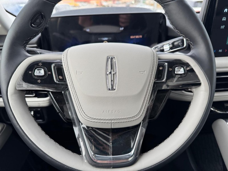 Lincoln Aviator Vehicle Full-screen Gallery Image 23