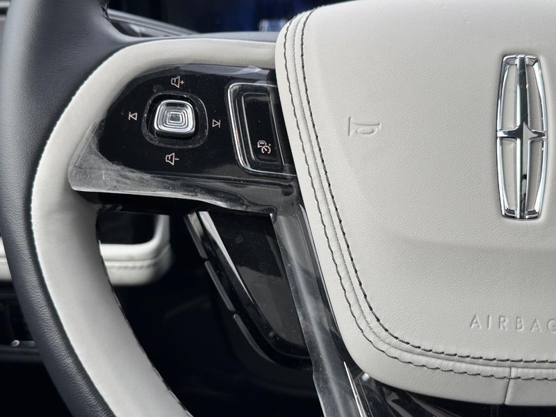 Lincoln Aviator Vehicle Full-screen Gallery Image 24