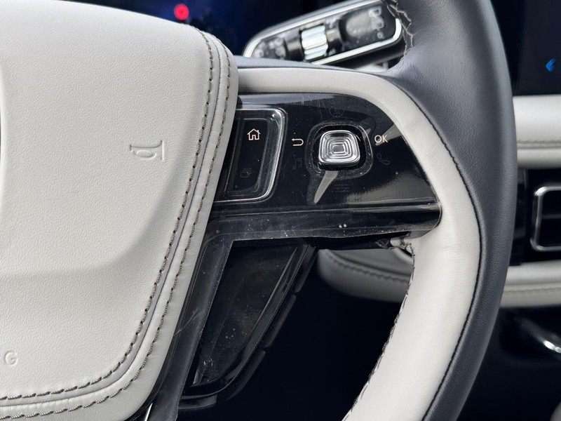 Lincoln Aviator Vehicle Full-screen Gallery Image 25