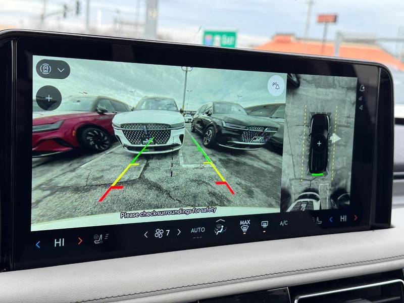 Lincoln Aviator Vehicle Full-screen Gallery Image 27