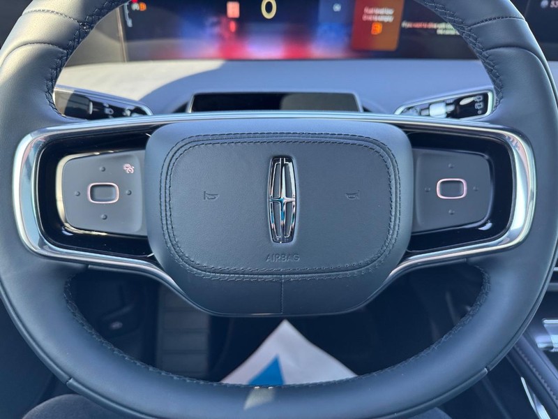Lincoln Nautilus Vehicle Full-screen Gallery Image 21