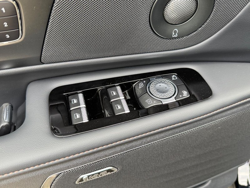 Lincoln Nautilus Vehicle Full-screen Gallery Image 14