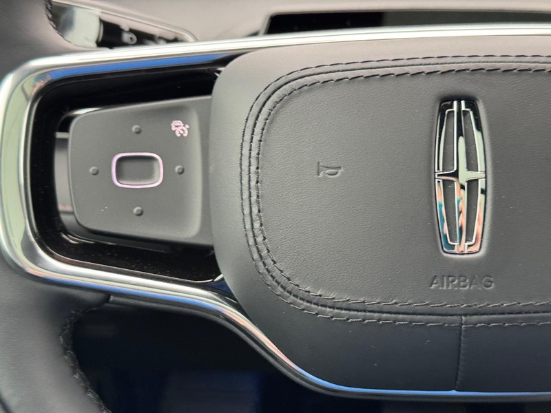 Lincoln Nautilus Vehicle Full-screen Gallery Image 21