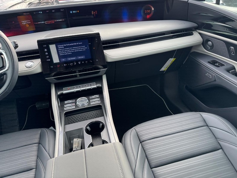 Lincoln Nautilus Vehicle Full-screen Gallery Image 17