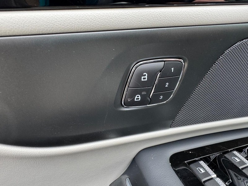 Lincoln Nautilus Vehicle Full-screen Gallery Image 20