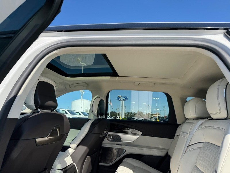 Lincoln Nautilus Vehicle Full-screen Gallery Image 12