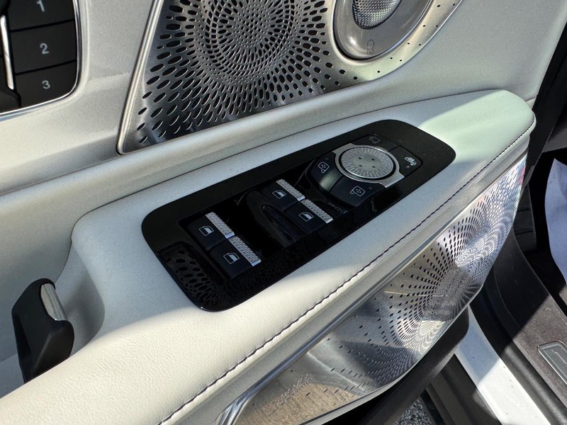Lincoln Nautilus Vehicle Full-screen Gallery Image 19