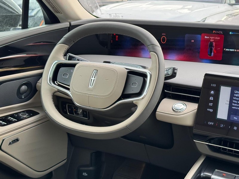 Lincoln Nautilus Vehicle Full-screen Gallery Image 15