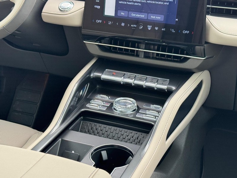 Lincoln Nautilus Vehicle Full-screen Gallery Image 17