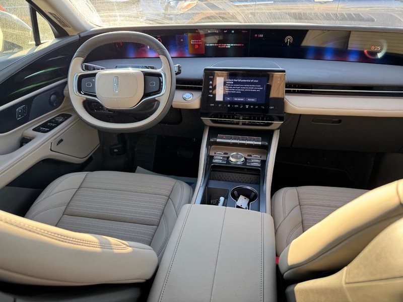 Lincoln Nautilus Vehicle Full-screen Gallery Image 14