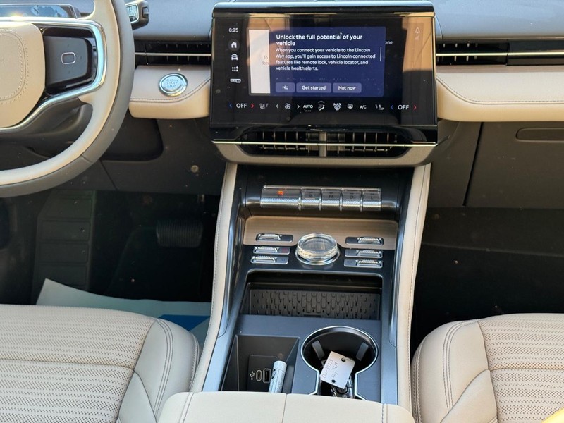 Lincoln Nautilus Vehicle Full-screen Gallery Image 17