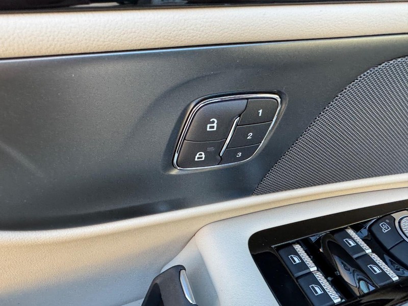 Lincoln Nautilus Vehicle Full-screen Gallery Image 20