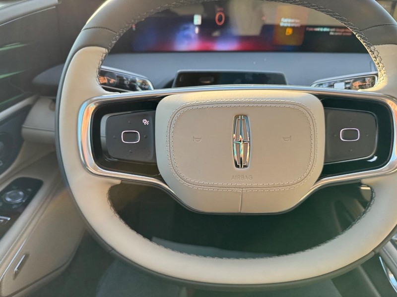 Lincoln Nautilus Vehicle Full-screen Gallery Image 21