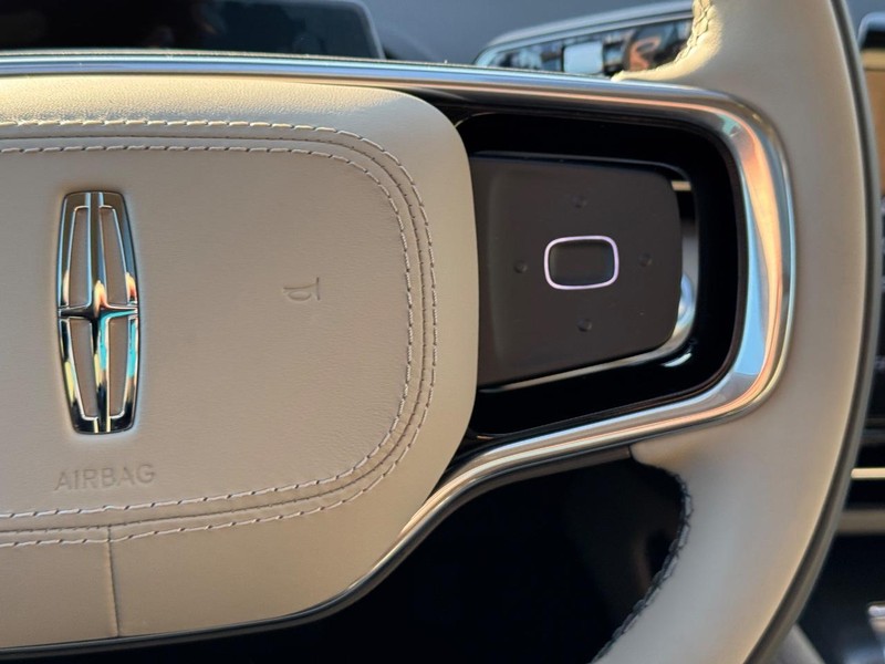 Lincoln Nautilus Vehicle Full-screen Gallery Image 23