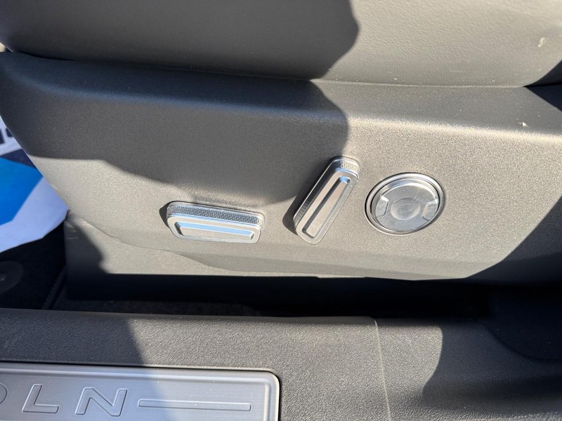 Lincoln Nautilus Vehicle Full-screen Gallery Image 19
