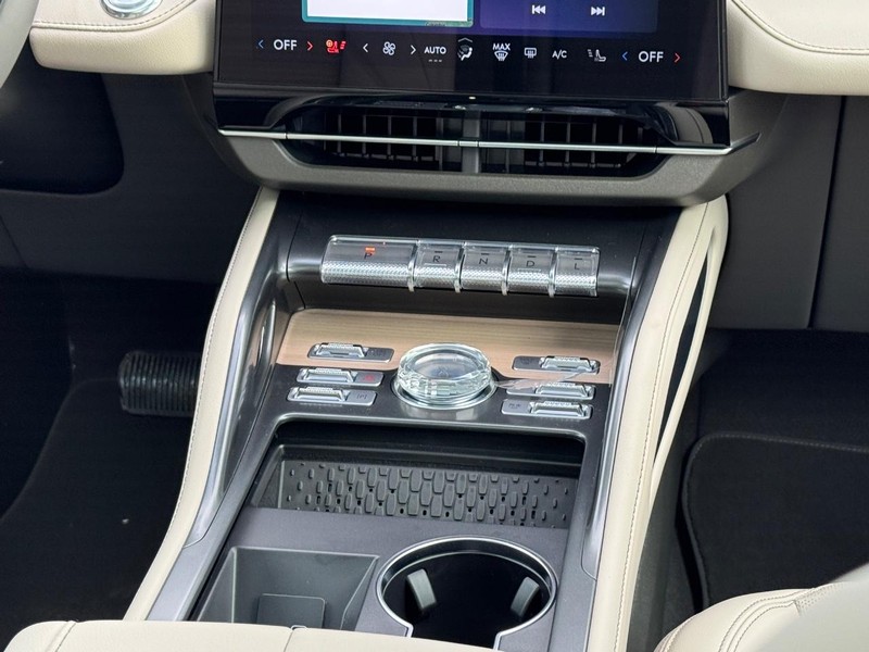 Lincoln Nautilus Vehicle Full-screen Gallery Image 17