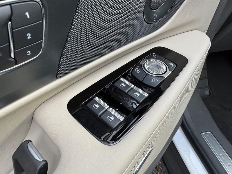 Lincoln Nautilus Vehicle Full-screen Gallery Image 19