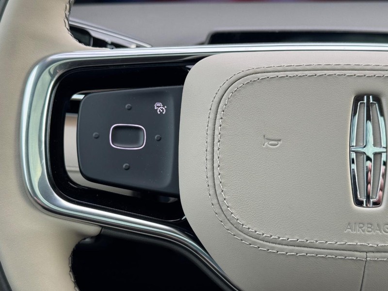 Lincoln Nautilus Vehicle Full-screen Gallery Image 22