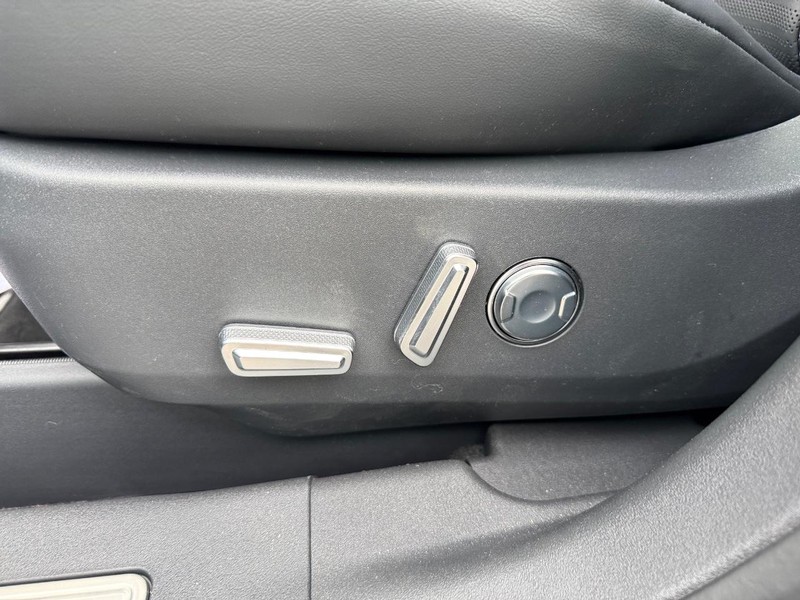 Lincoln Nautilus Vehicle Full-screen Gallery Image 18