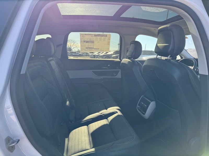 Lincoln Nautilus Vehicle Full-screen Gallery Image 14