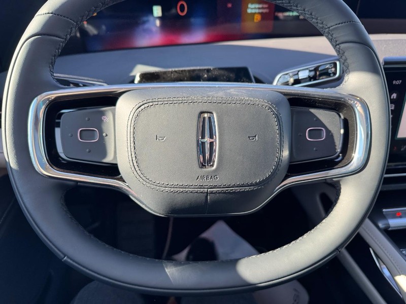 Lincoln Nautilus Vehicle Full-screen Gallery Image 21