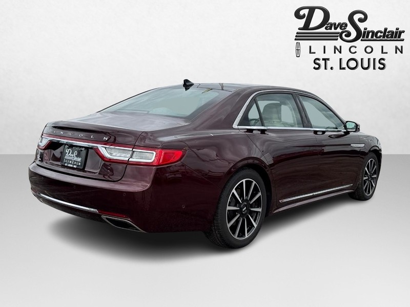 Lincoln Continental Vehicle Full-screen Gallery Image 05