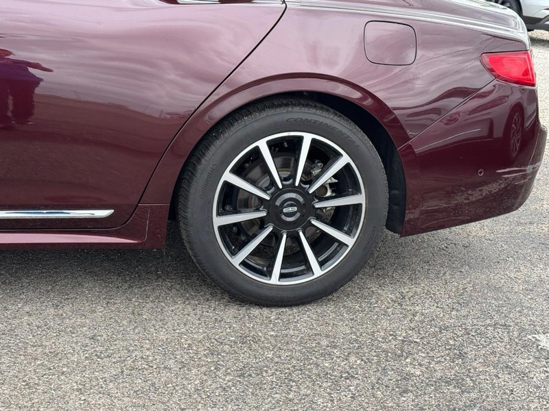 Lincoln Continental Vehicle Full-screen Gallery Image 10