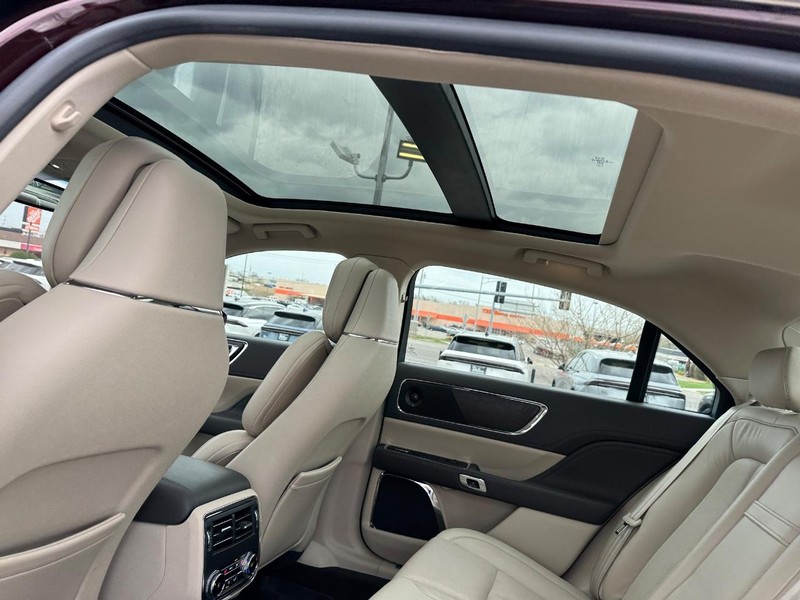 Lincoln Continental Vehicle Full-screen Gallery Image 12