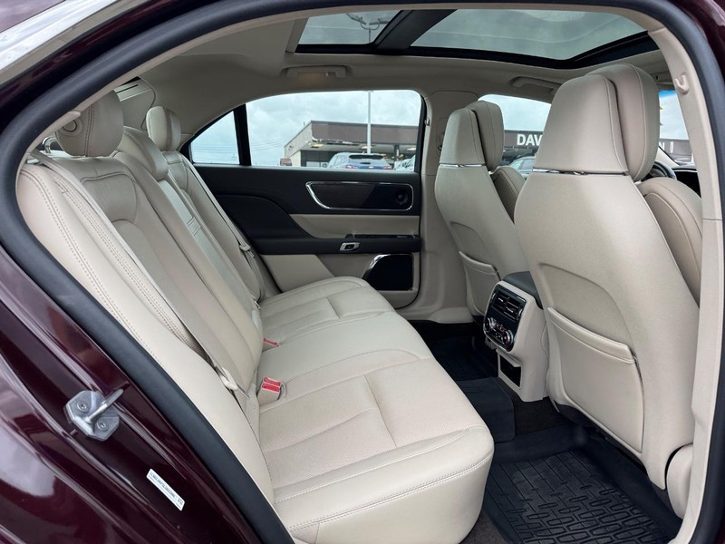 Lincoln Continental Vehicle Full-screen Gallery Image 13