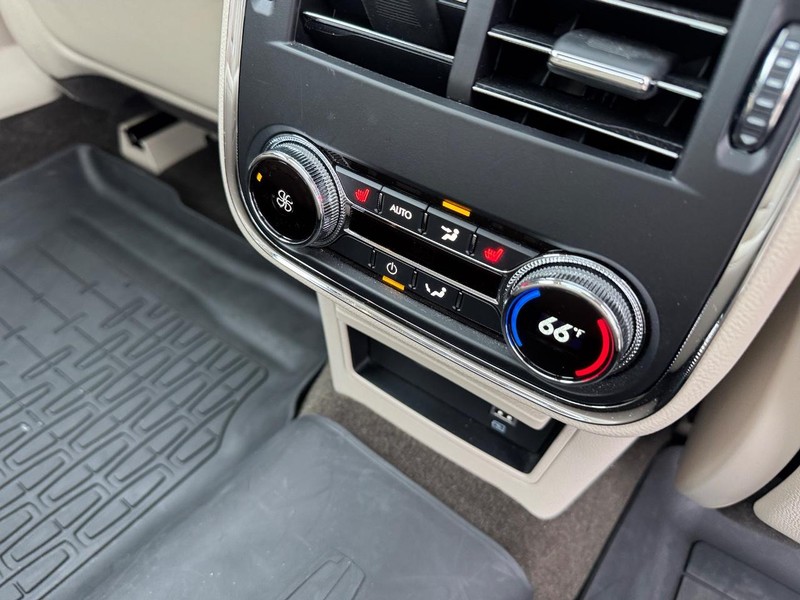 Lincoln Continental Vehicle Full-screen Gallery Image 14