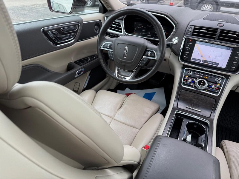 Lincoln Continental Vehicle Full-screen Gallery Image 15