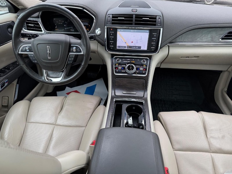 Lincoln Continental Vehicle Full-screen Gallery Image 16