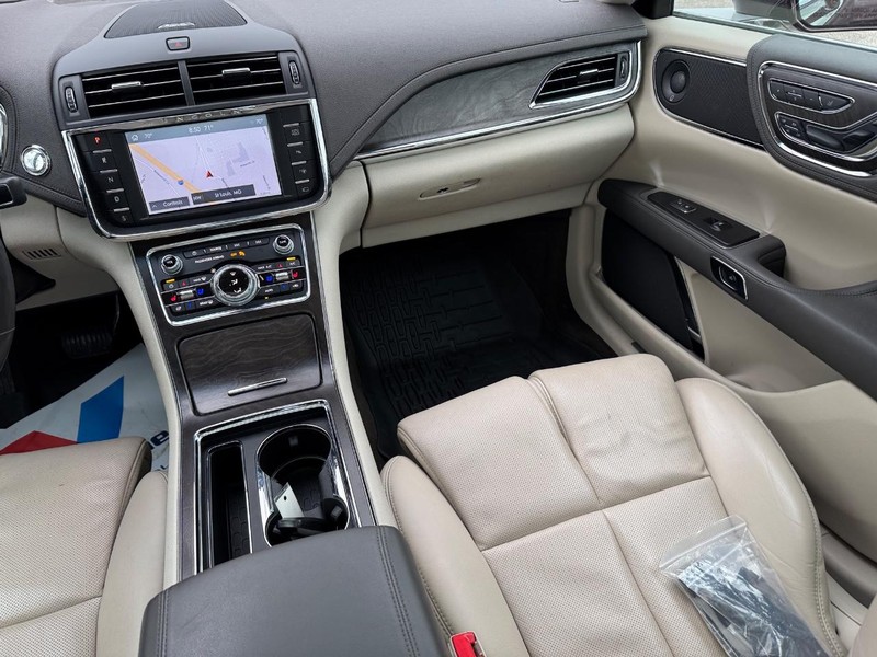 Lincoln Continental Vehicle Full-screen Gallery Image 17