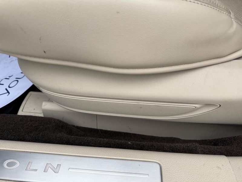 Lincoln Continental Vehicle Full-screen Gallery Image 18