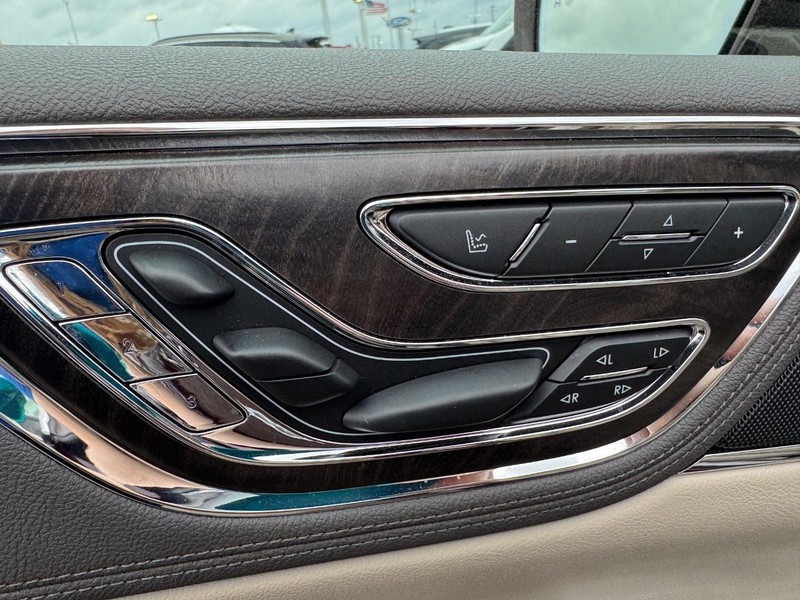 Lincoln Continental Vehicle Full-screen Gallery Image 20