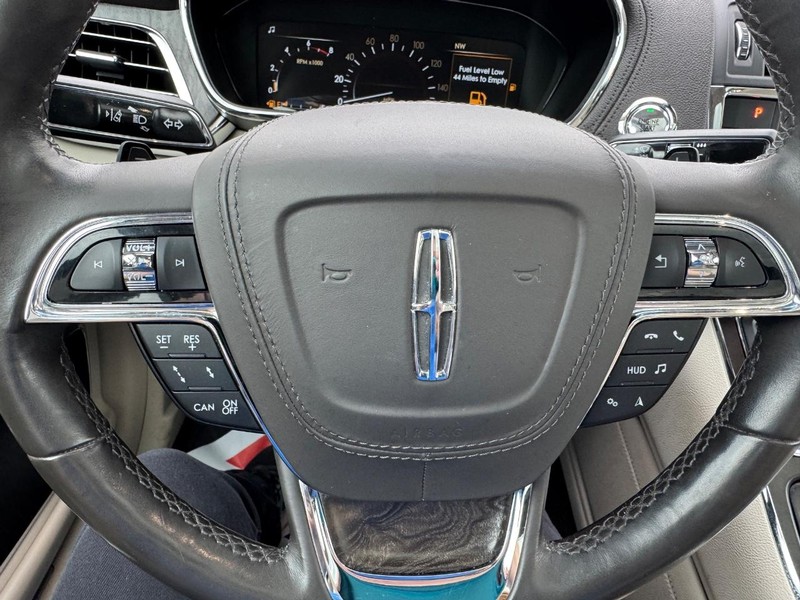 Lincoln Continental Vehicle Full-screen Gallery Image 21